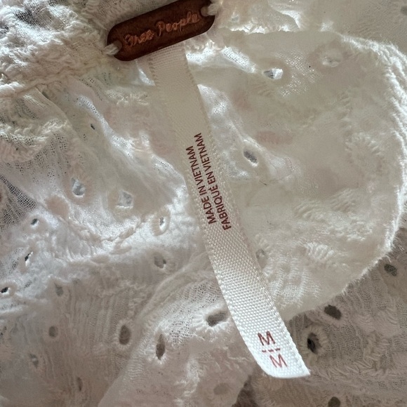 Free People Medium White Eyelet Peasant Blouse Vneck Boho Minimalist - Picture 8 of 10